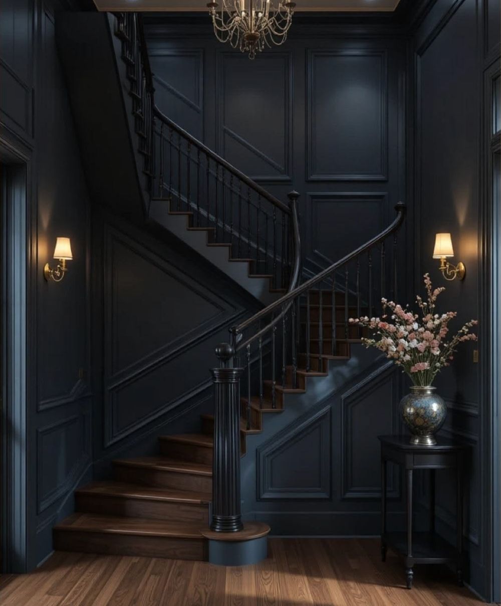 Escalier en bois et parquet foncé dans une entrée aux boiseries bleu nuit